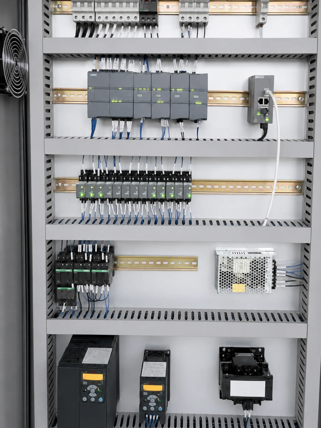 Electrical control cabinet with controller modules, terminal rows and motor drives
