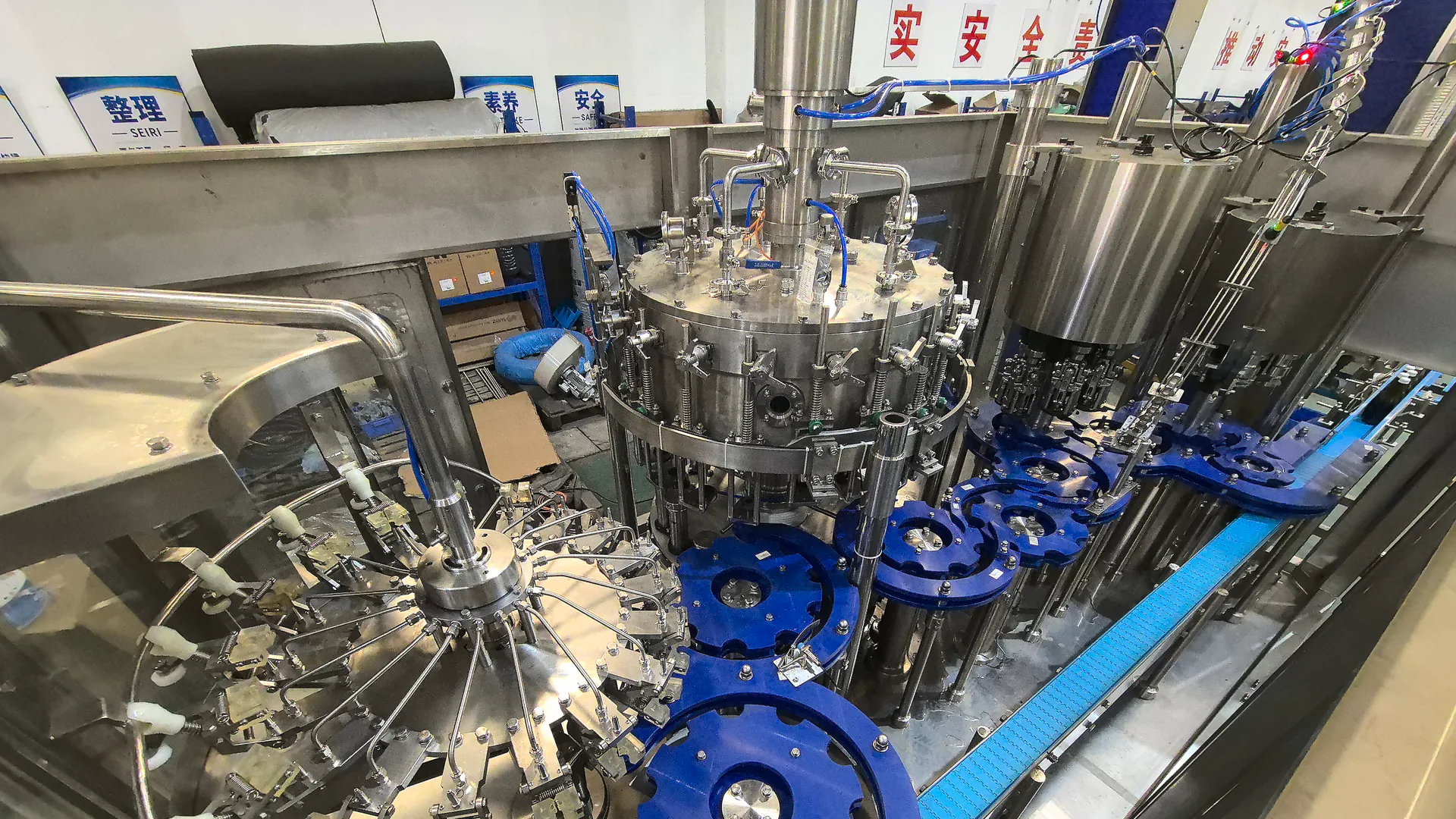 Rotary glass-bottle filling and closing equipment viewed from above