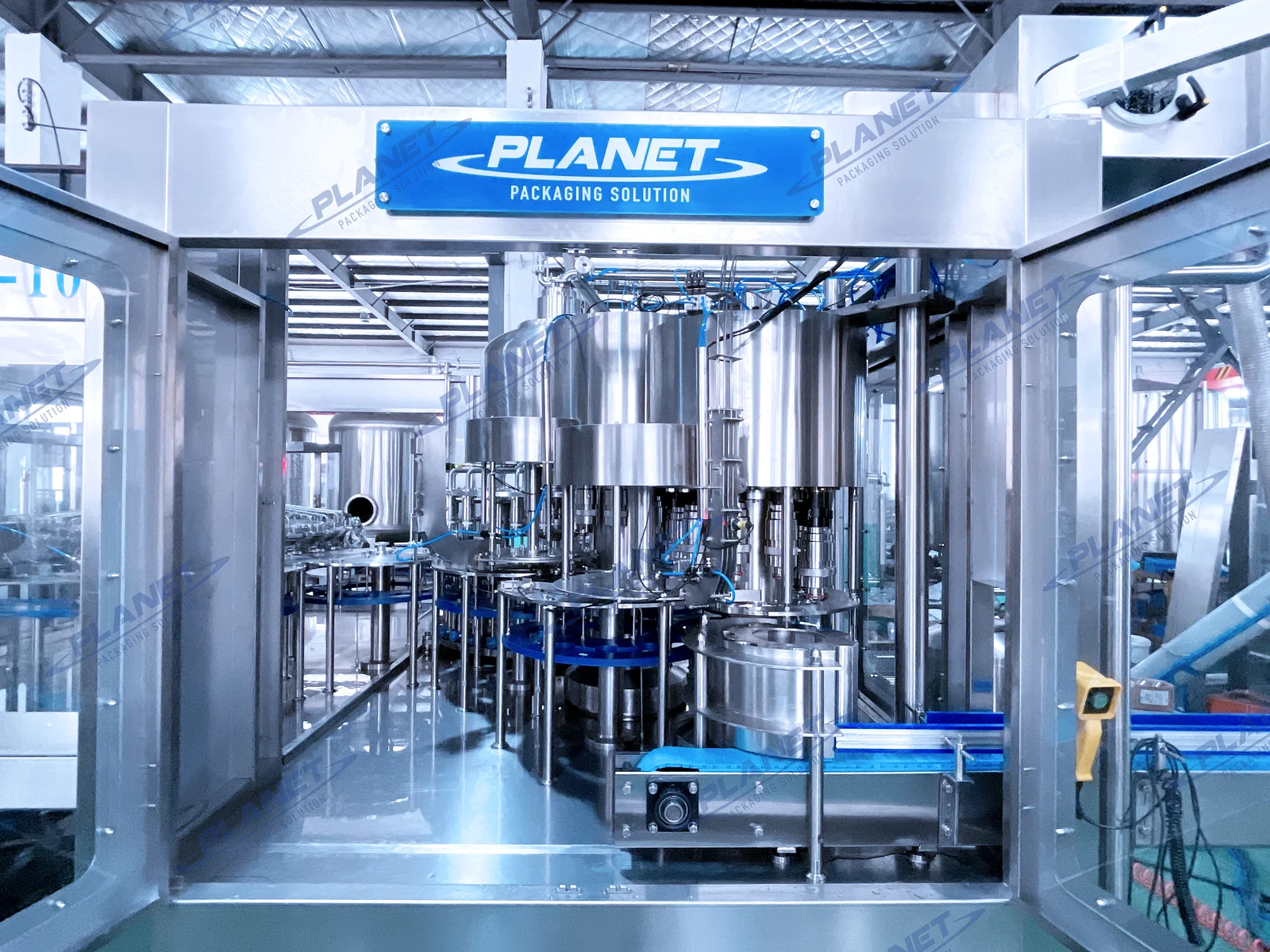 Front view of a PLANET RCGF hot-fill rinse-fill-cap monoblock