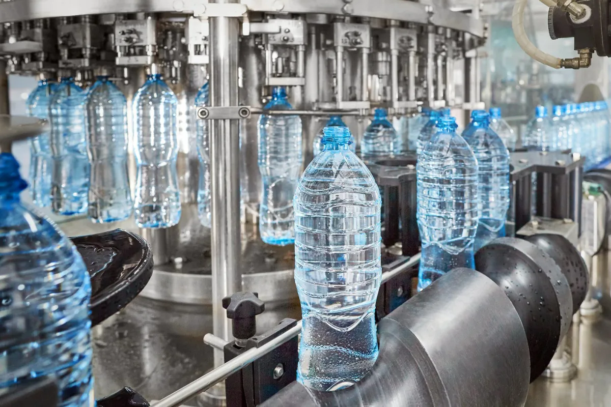 Automatic rotary water filler operating with clear PET bottled-water containers